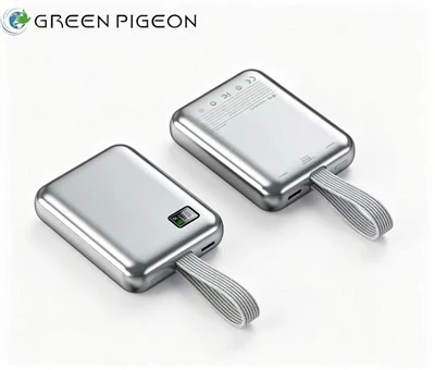 Mini Power Bank s ugrađenim kabelima